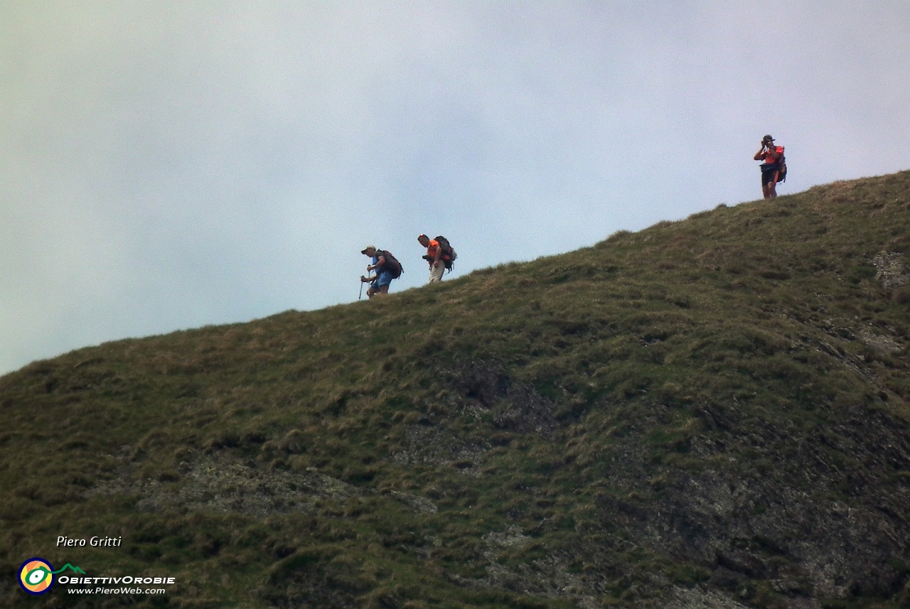 49 intanto i tre am ici  stanno cavalcando di cima in cima....JPG